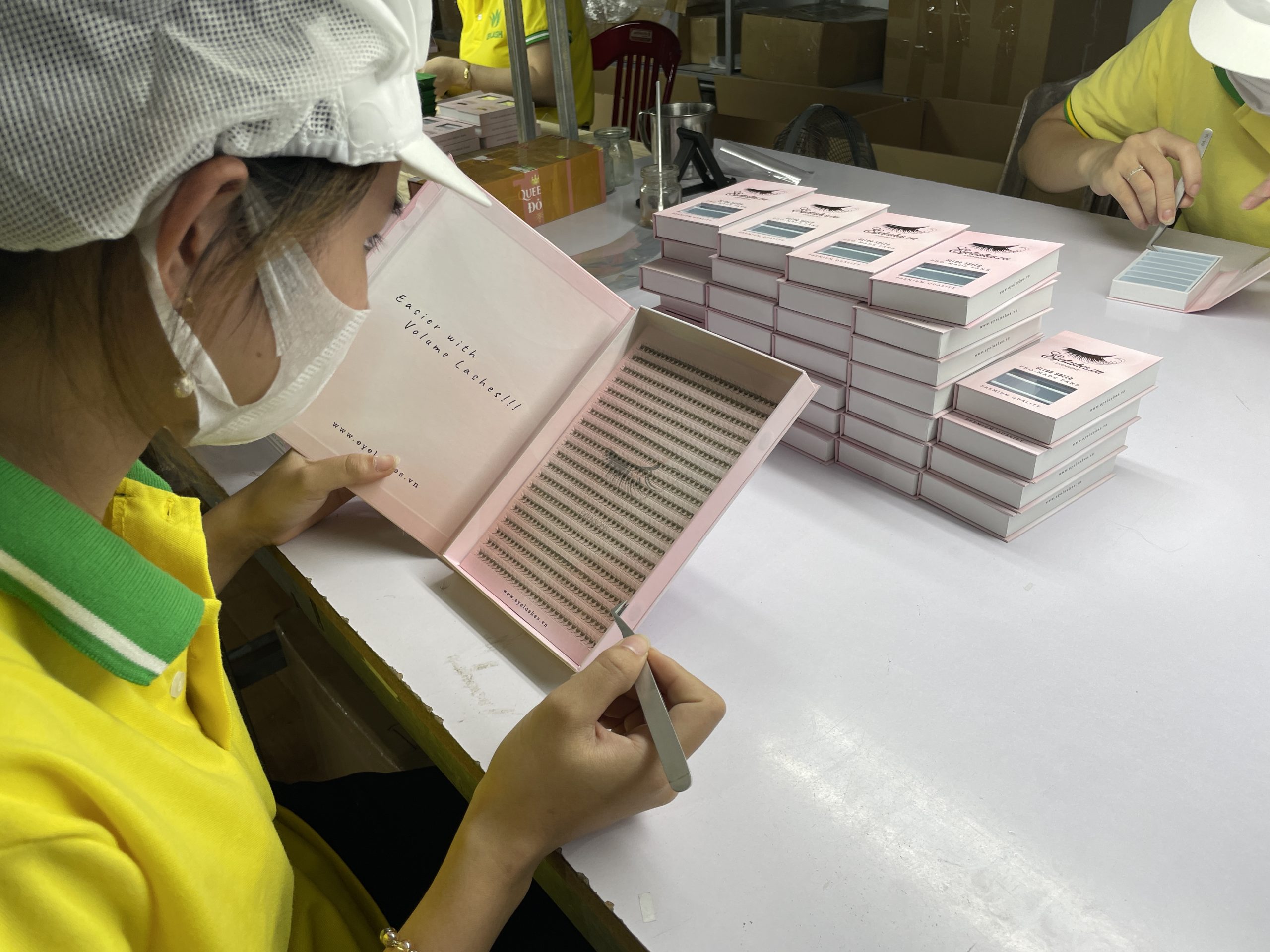 chúng tôi luôn kiểm xoát chát lượng sản phẩm một cách khắt khe để đảm bảo khi gửi đến tay khách hàng là những hộp mi chất lượng và đồng đều